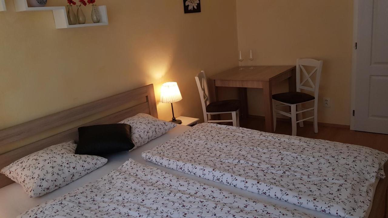 Apartman Lotos Микулов Экстерьер фото